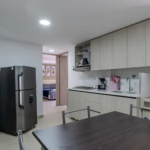 Apartamento En Laureles Con Piscina, Parqueadero 302, Medellín